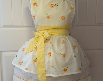Vintage Yellow Rose Embroidered Crocheted Apron Women's Sized 4-20