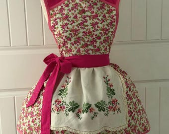 Vintage Floral Embroidered Crocheted Apron Women's Sized 4-20