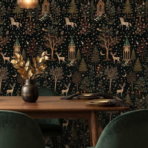 Könnte beinhalten: Tapete mit schwarzem Hintergrund und einem sich wiederholenden Muster aus goldenen Hirschen, Einhörnern, kleinen Steintürmen, Tannenbäumen und Mondsicheln. Das Design enthält filigrane florale Elemente und über das gesamte Motiv verteilte Sterne.