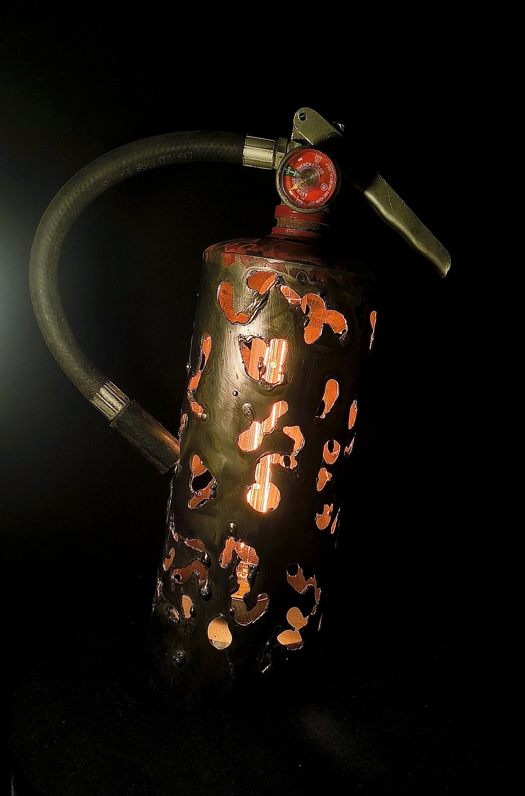 Lampe Industrielle Rouge Faite Main à Partir D’un Véritable Extincteur – Éclairage Vintage Unique Avec Douille E27, Parfait Pour Déco Atelier Ou Bureau