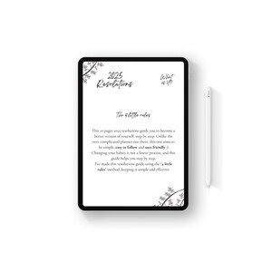 Puede incluir: Una tableta digital blanca con un borde negro muestra una página con el texto "2025 Resolutions" y "The 4 little rules". El texto explica un método para establecer resoluciones. Un lápiz blanco está al lado de la tableta.