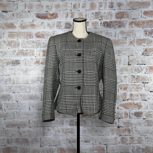 True Vintage 1980s John Meyer of Norwich Women’s Wool Blend Black and White Plaid Houndstooth Print Button Down Long Sleeve Blazer Jacket