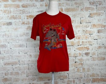 True Vintage 1990s Screen Stars Women’s Red Cotton Blend Maine Land Shark Crewneck Single Stitch Casual Souvenir Graphic T-Shirt Size Medium