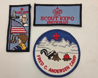 Lot med 3 vintage scoutmärken – Scoutmässa 1984 och Andersenlägret