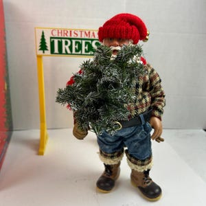 Possible Dreams Clothtique “Santa’s Tree Farm” Figurine with Tree & Sign 11”