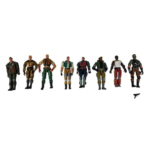 Puede incluir: Una colección de ocho figuras de acción con varios atuendos de estilo militar. Las figuras son de diferentes colores, incluyendo verde, marrón, amarillo y rojo. También hay una pequeña pistola de juguete negra.