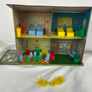 Puede incluir: Una taza de cerámica blanca con asa negra y el texto "But First, Coffee" en negro, con una fuente de estilo manuscrito. La taza está sobre una superficie blanca.