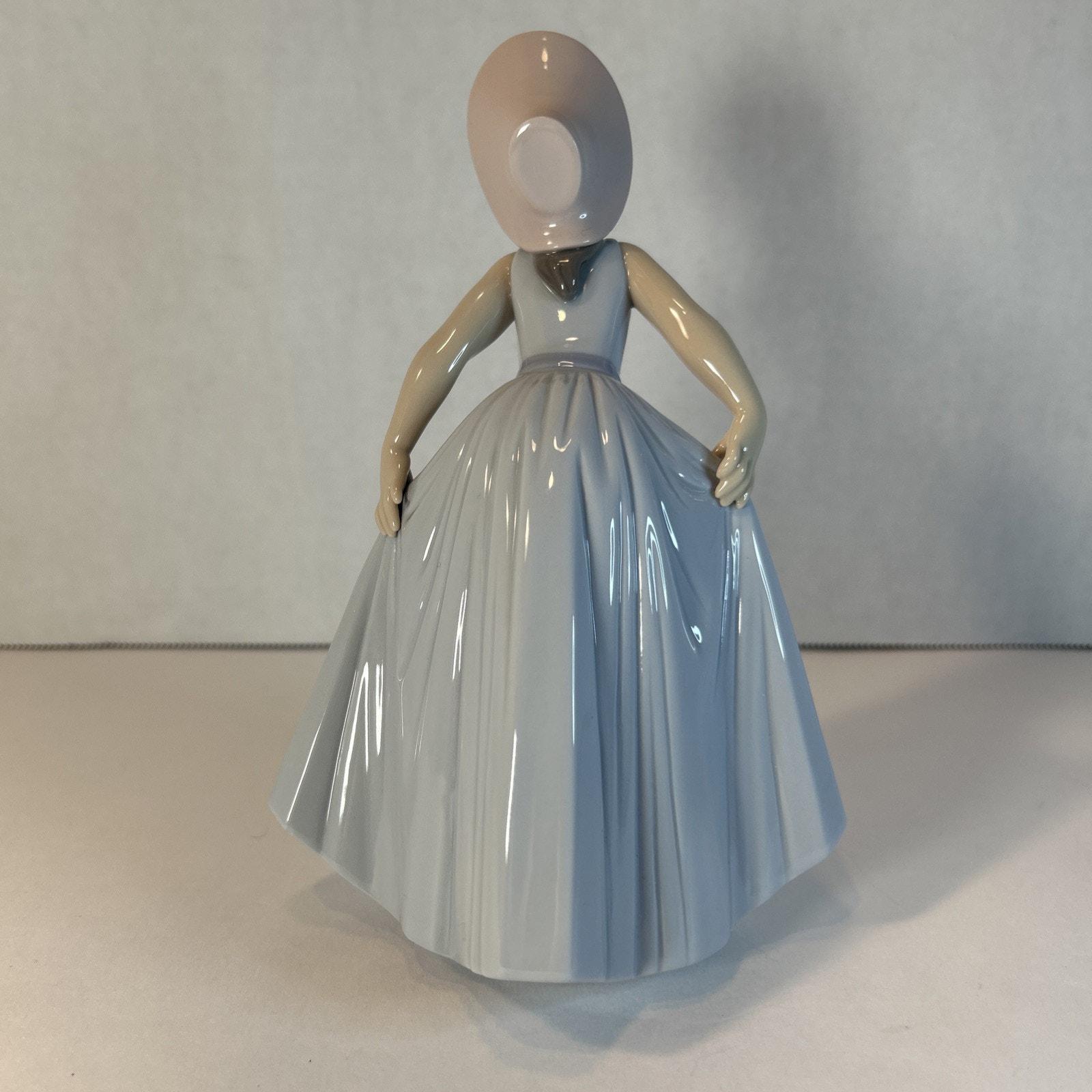 Lladro #6274 Daisy Girl Figurine 7