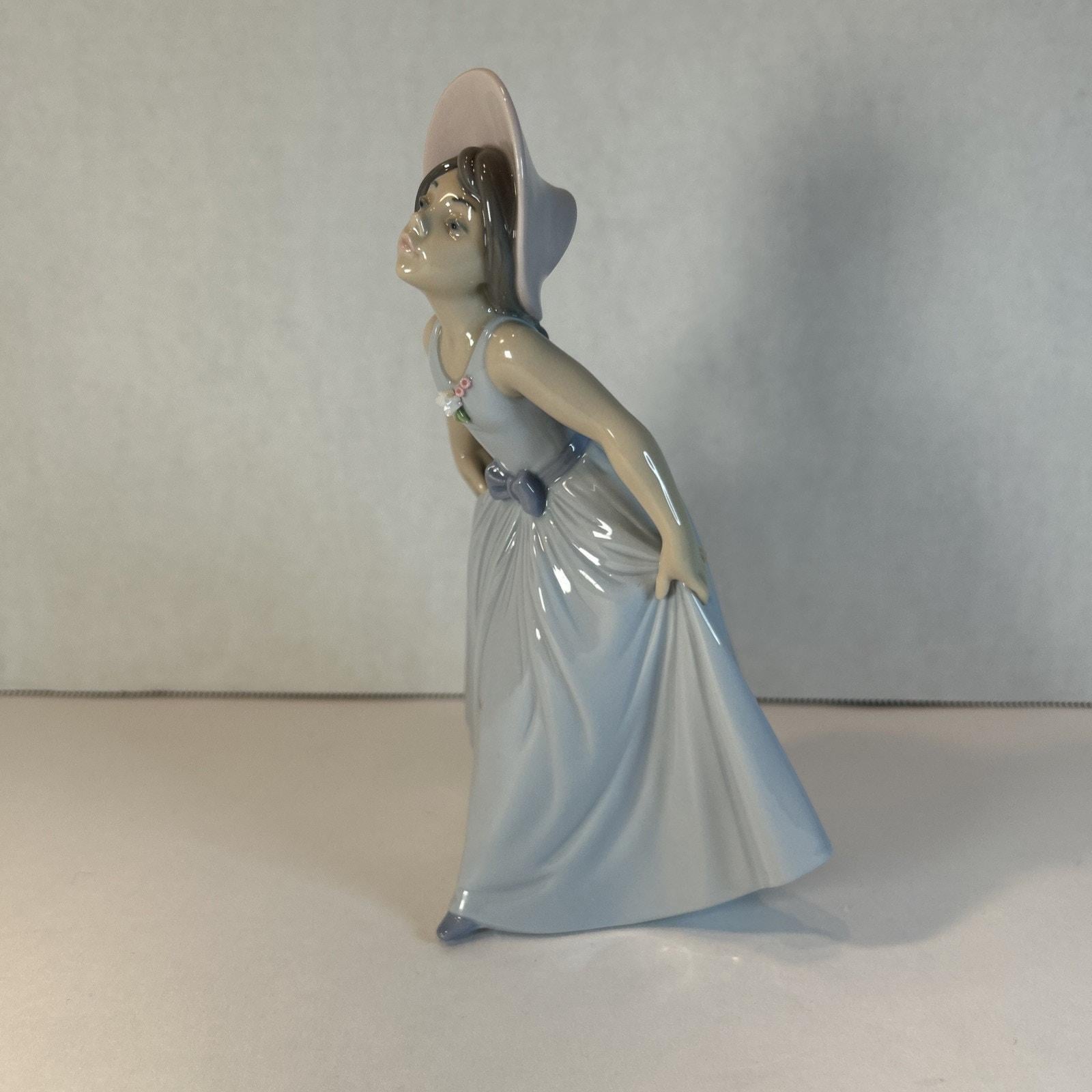 Lladro #6274 Daisy Girl Figurine 7
