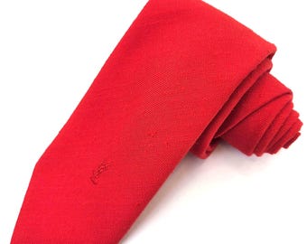 Corbata de seda texturizada roja Yves Saint Laurent YSL, estilo vintage, con logo de Nueva York y París.