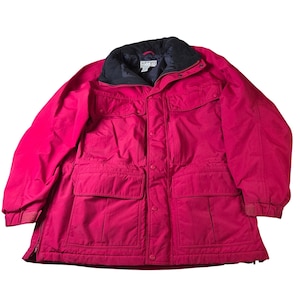 Puede incluir: Una chaqueta de invierno rosa brillante con cuello negro. La chaqueta tiene múltiples bolsillos y una parte delantera abotonada. El logotipo de la marca es visible en el cuello. Esta prenda de abrigo es adecuada para el clima frío.