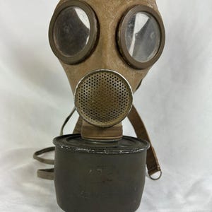 Vintage militair gasmasker met filterbus Koude Oorlog Sovjetstijl