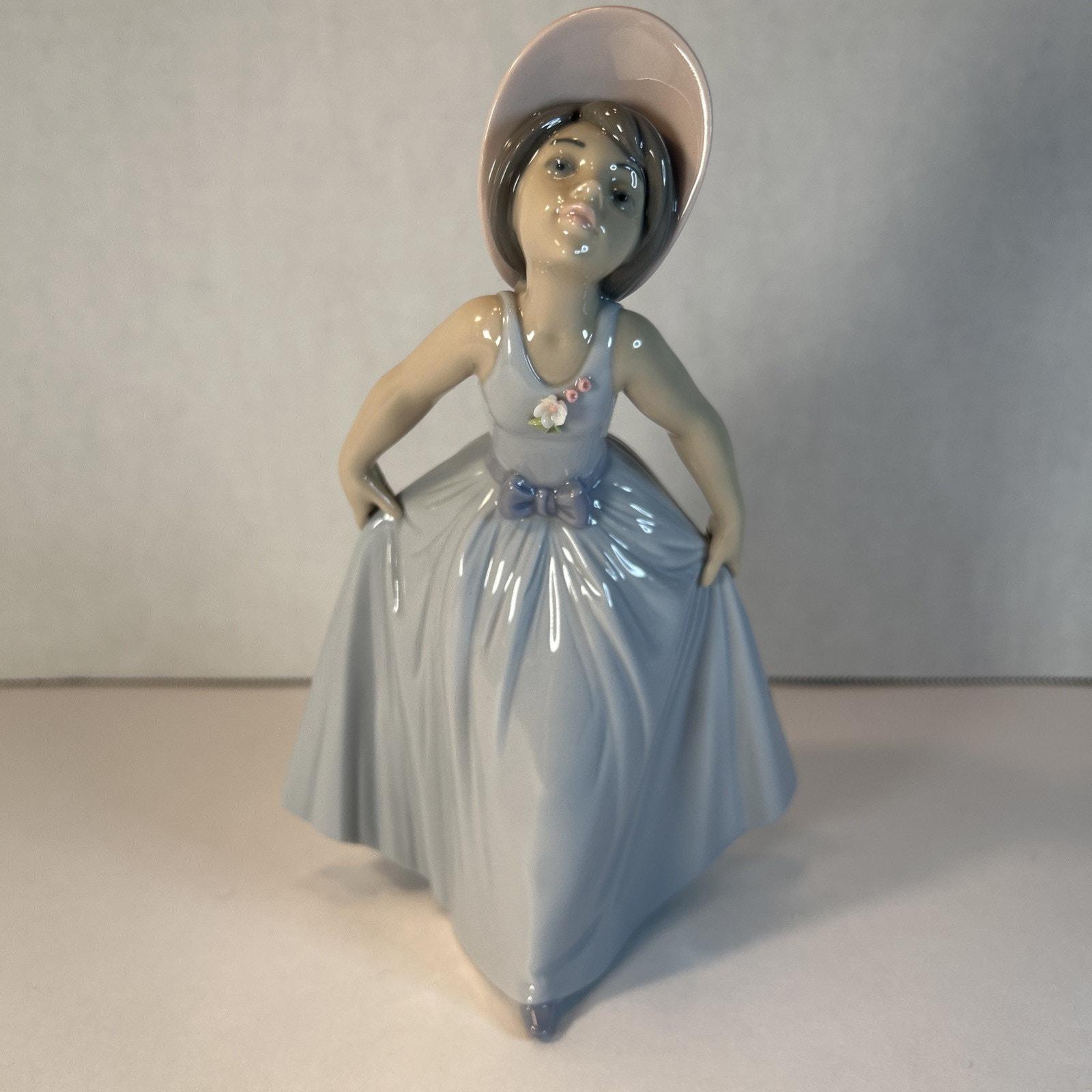 Lladro #6274 Daisy Girl Figurine 7
