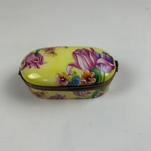 Caja de baratijas Rochard Limoges Francia con relieve floral pintado a mano en amarillo ovalado