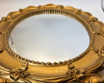 Espejo de tocador Syroco 1943 con lazo ovalado dorado, fabricado en EE. UU., para colgar en la pared, estilo vintage de mediados de siglo.