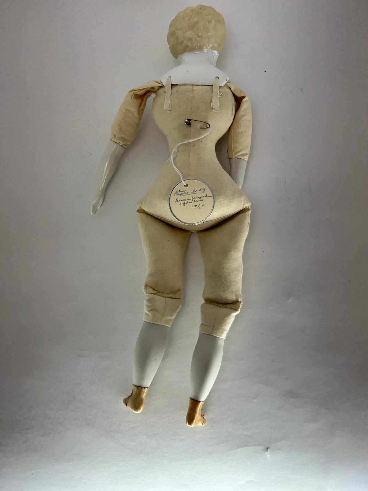ANCIENNE POUPÉE DE salon tête carton bouilli et corps en tissu