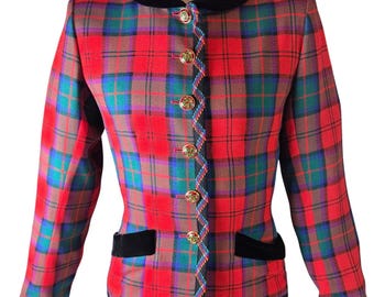 Op de afbeelding: Een rood, groen en blauw geruite blazer met een zwarte fluwelen kraag en zakafwerking. De jas heeft goudkleurige knopen en een decoratieve bies. Een klassieke stijl.