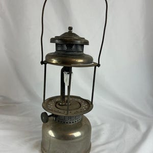 Linterna antigua Coleman 327 Quick Lite de la década de 1920, con doble camisa incandescente, sin probar.