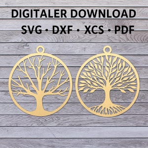 Könnte beinhalten: Zwei goldfarbene, lasergeschnittene Lebensbaum-Ornamente. Jeder Baum ist in einem kreisförmigen Rahmen mit einer kleinen Schlaufe zum Aufhängen eingeschlossen. Der Text "DIGITALER DOWNLOAD" und die Dateitypen "SVG • DXF • XCS • PDF" stehen oben.