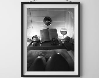 Frau trinkt Wein in der Badewanne Drucken Druckbare Badezimmer Wand Kunst Schwarz und Weiß Alkohol Wand Kunst Mädchen Badezimmer Dekor Bar Poster Rotwein