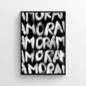 Puede incluir: Impresi&oacute;n de arte abstracto en blanco y negro con la palabra "AMOR" repetida en una fuente audaz y de pinceladas.