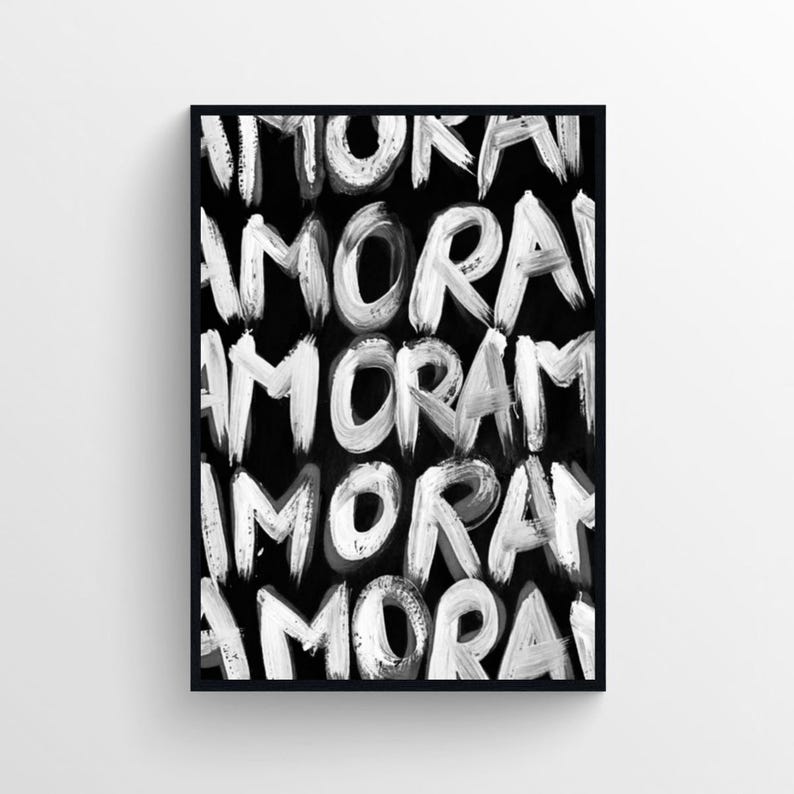 Puede incluir: Impresi&oacute;n de arte abstracto en blanco y negro con la palabra "AMOR" repetida en una fuente audaz y de pinceladas.