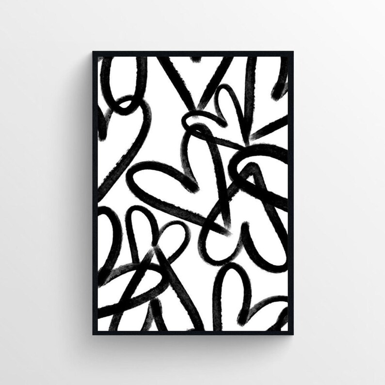 Puede incluir: Impresi&oacute;n de arte abstracto en blanco y negro con un patr&oacute;n de corazones superpuestos. La impresi&oacute;n est&aacute; enmarcada en un marco negro.
