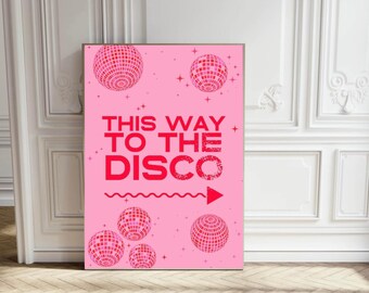 Puede incluir: Póster rosa con el texto "This Way To The Disco" en rojo. El póster está decorado con bolas de discoteca rosas y rojas y estrellas.