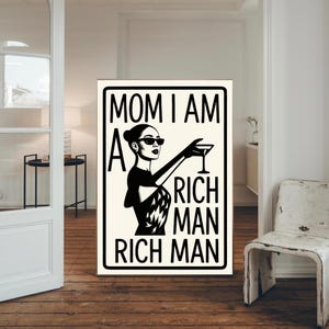 Puede incluir: Impresión artística enmarcada en blanco y negro con una ilustración estilizada de una mujer con gafas de sol sosteniendo una copa de martini. El texto dice "MOM I AM A RICH MAN RICH MAN."