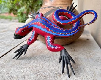 Vintage Lizard or Gecko Alebrije Figurine, Hand Carved Painted Mexican Folk Art Wood Carvings