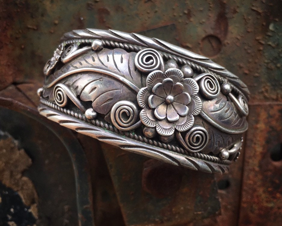 Fantastic Signed Leaf Native American Navajo Sterling Silver Bracelet Signed Fantastic Signed Leaf Native American Navajo Sterling Silver Bracelet Signed
