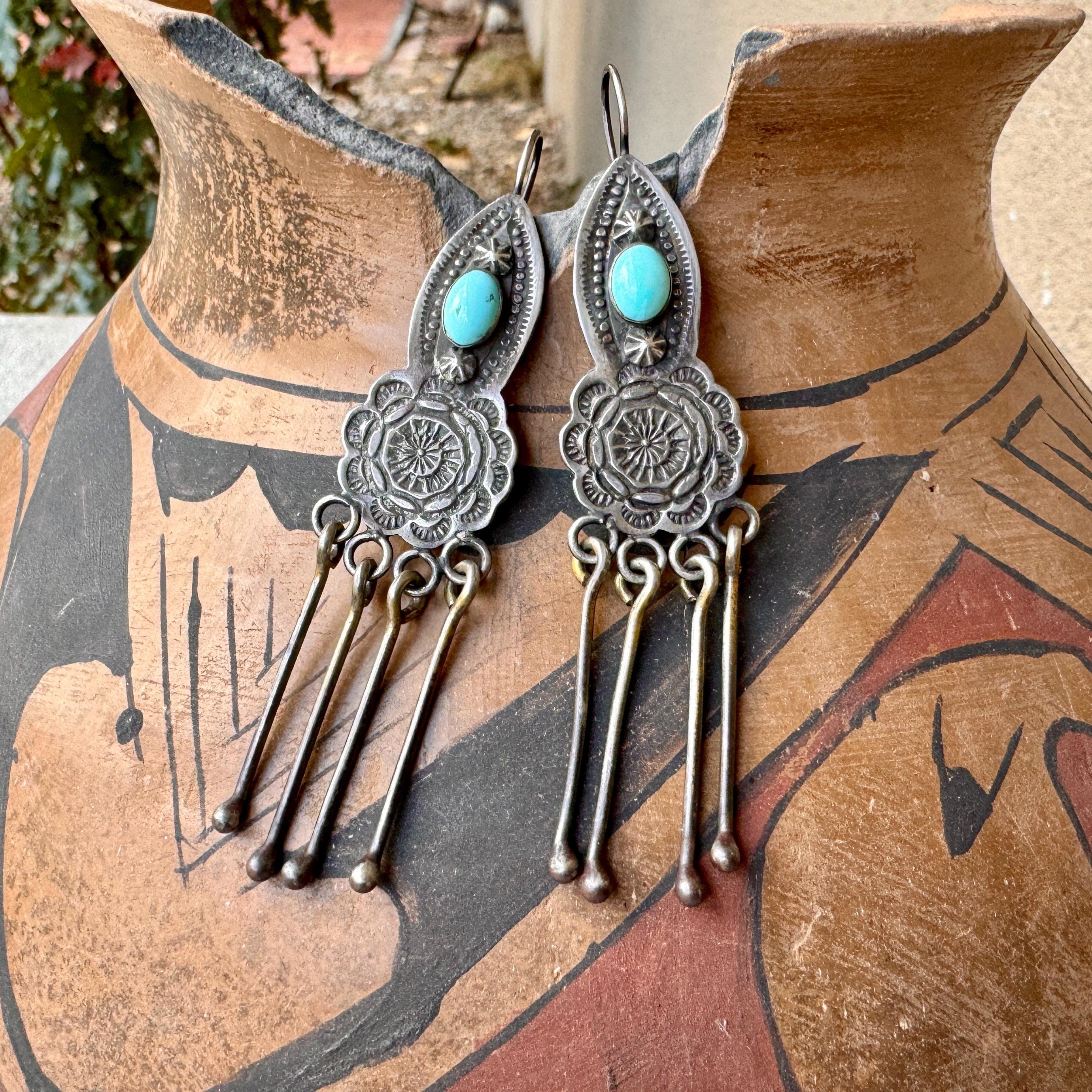 Striking Vintage Navajo Sky Blue Turquoise Sterling Silver Native American Ring Striking Vintage Navajo Sky Blue Turquoise Sterling Silver Native American Ring