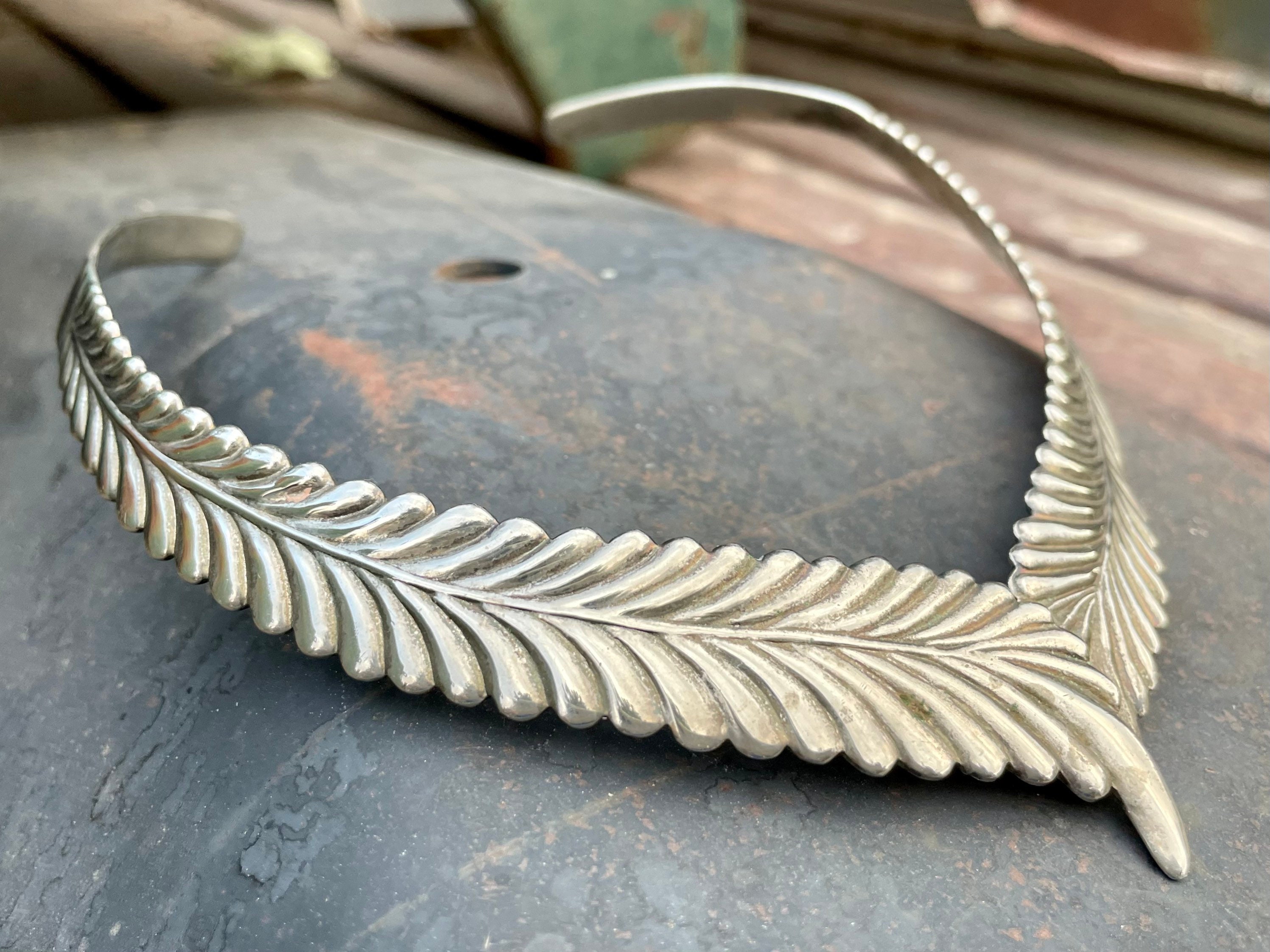 Chiwawawe Silver Feather Open Torque Statement Necklace – Alloy Pendant, Cluster Style