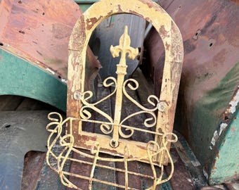 Rustic Chippy Wood Wall Hanging with Metal Wire Basket, Shabby Country Farmhouse Decor