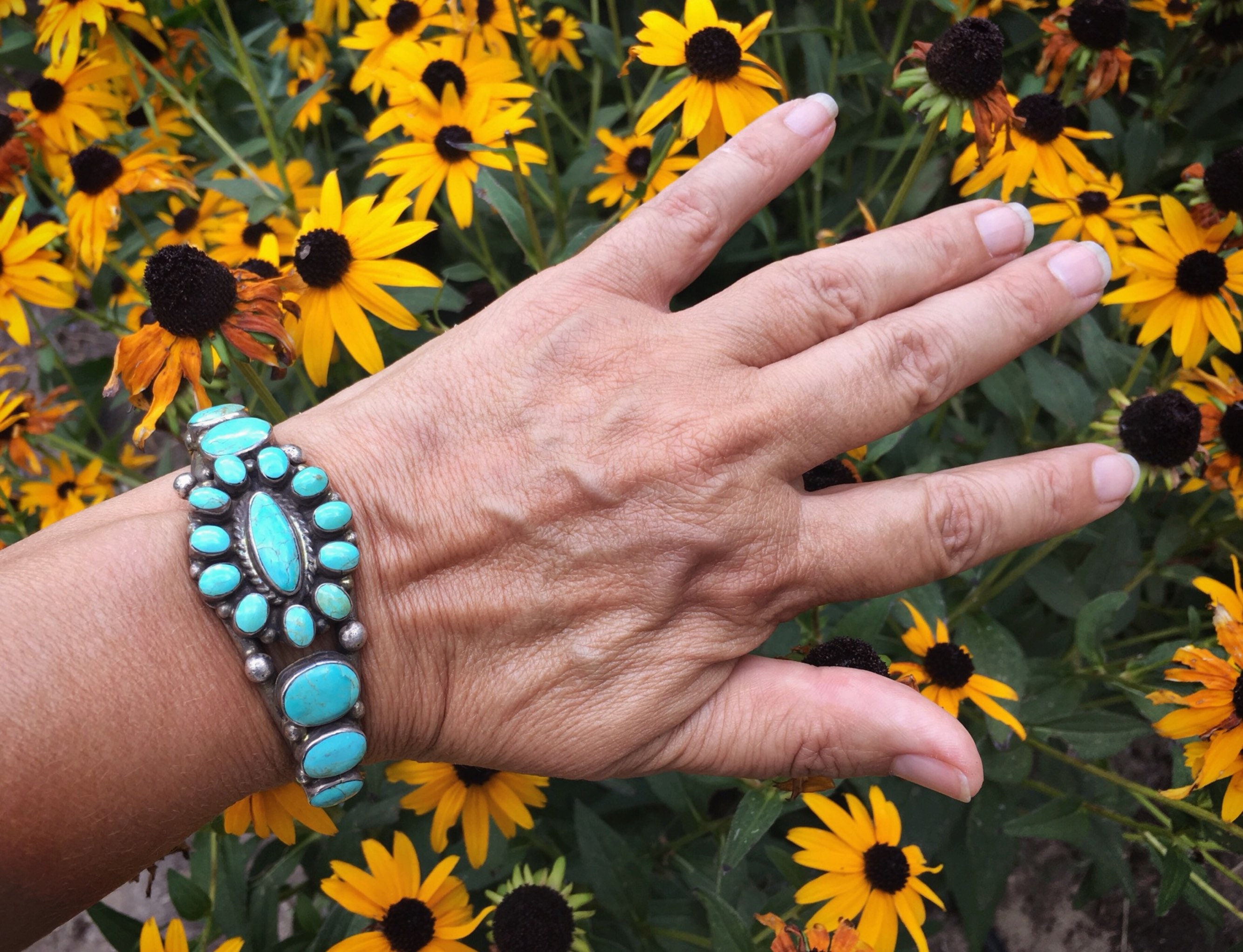 ■VINTAGE HOLLYWOOD■ Hawaiian Flower Bracelet VH2336BR006B Hibiscus Flower Bracelet, Hawaii Tropical Floral Bracelet