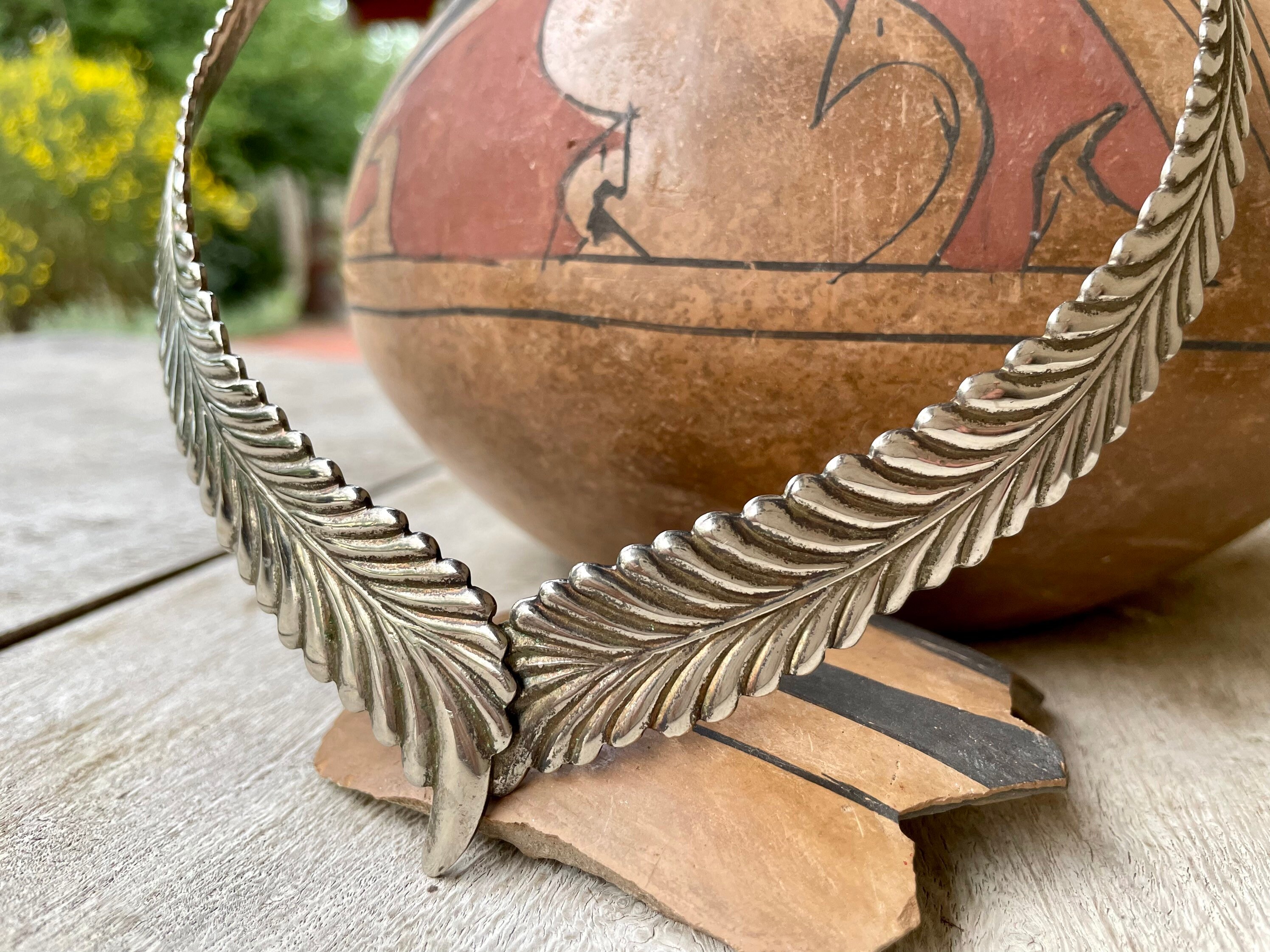 Outstanding Vintage Native American Navajo Sterling Silver Shield Feathers Collar Necklace Outstanding Vintage Native American Navajo Sterling Silver Shield Feathers Collar Necklace