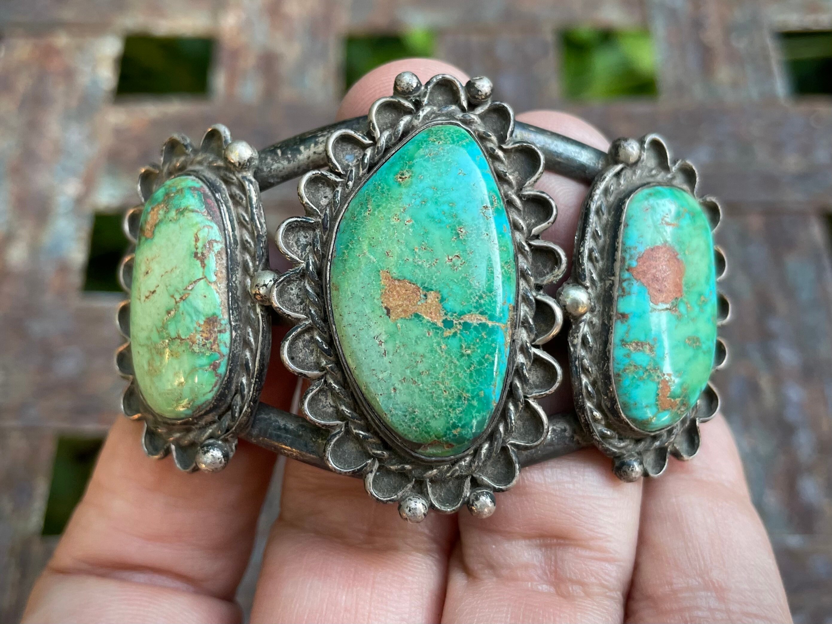 ヴィンテージ！3 Stones Native Style ブレスレット Vintage Natural Turquoise and Sterling Silver Three Stone Cuff