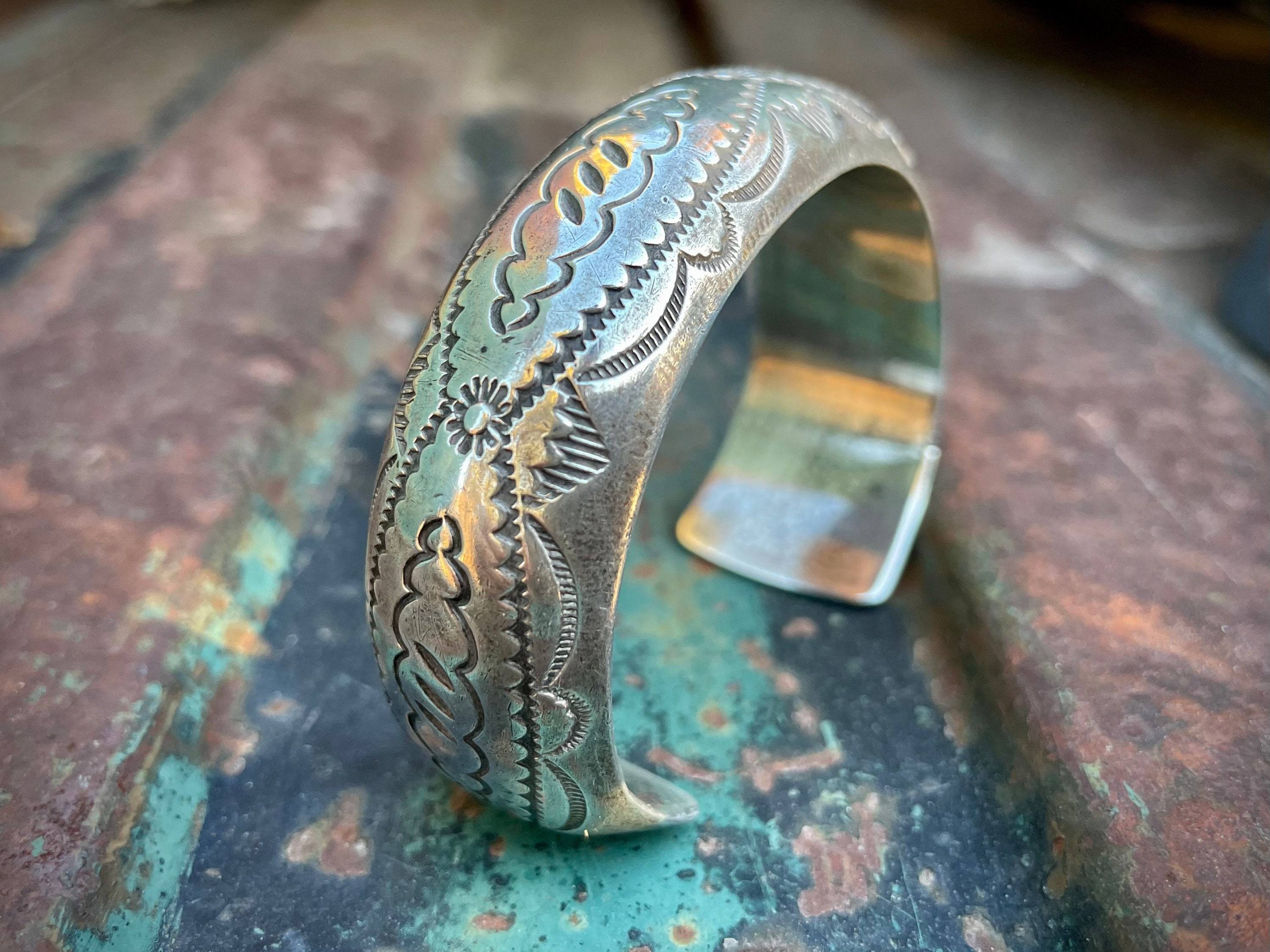 Fascinating Vintage Navajo Domed Turquoise Sterling Native American Jewelry Silver Bracelet Fascinating Vintage Navajo Domed Turquoise Sterling Native American Jewelry Silver Bracelet