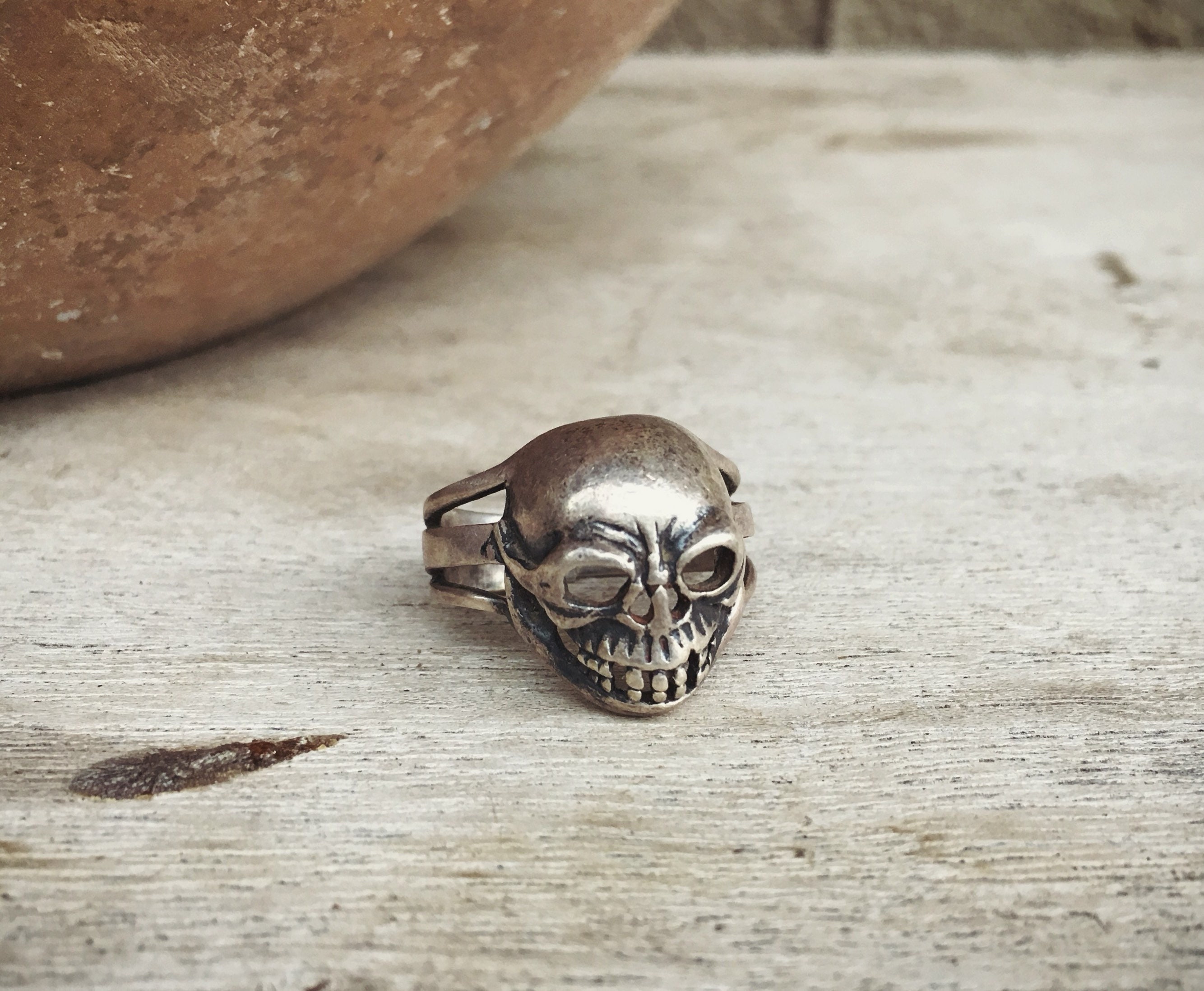 Female skull ring best sale