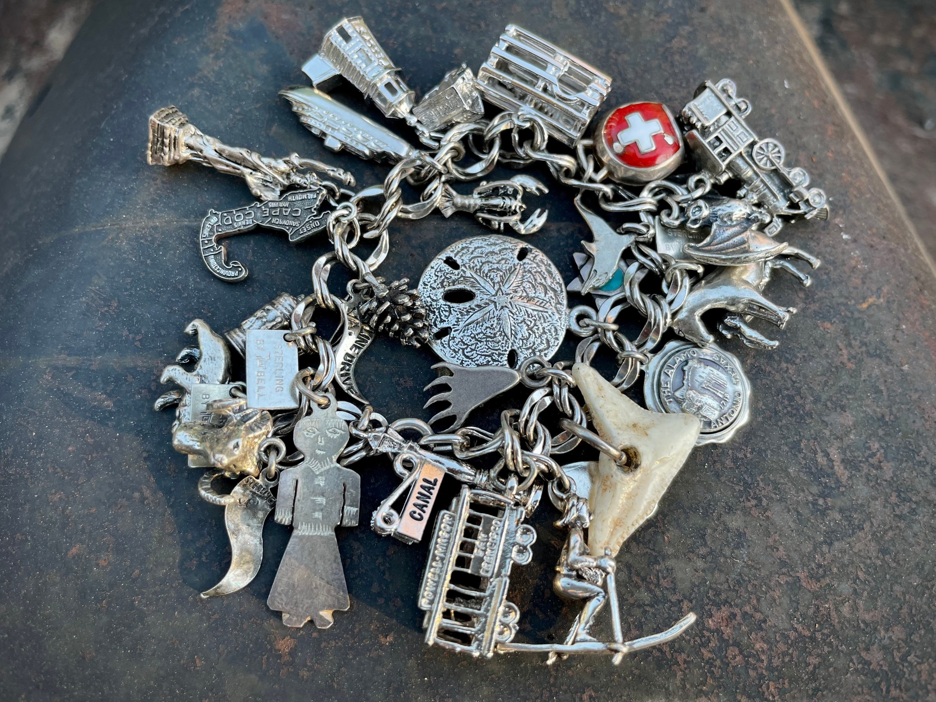 Ca. 1950 – Vintage “Charms” Silver Bracelet with various touristic motifs,  England | Antique Jewellery Berlin · Engagement Rings · Wedding Bands