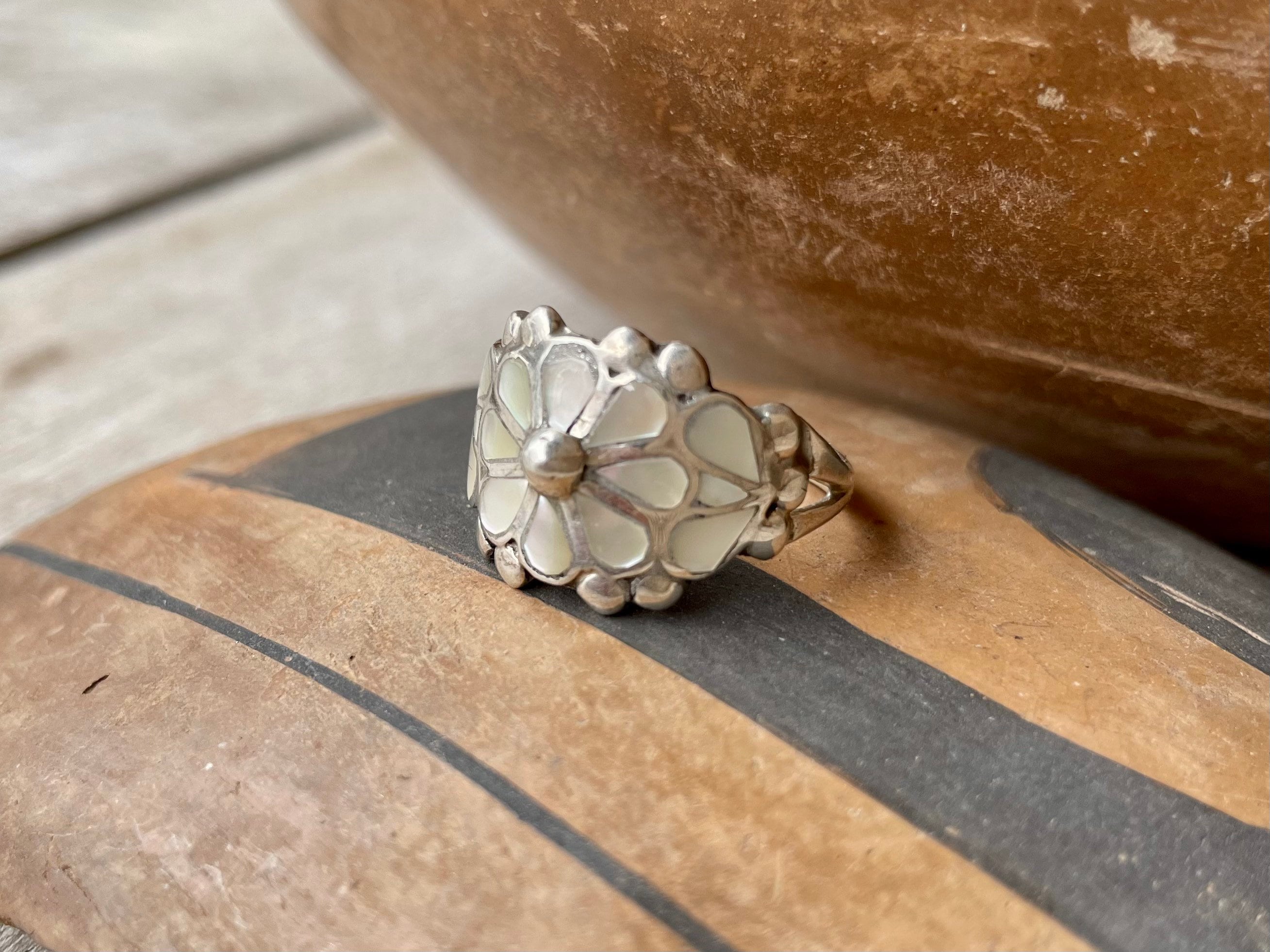 VINTAGE INDIAN JEWELRY RING ズニ族 Very Intricate Vintage Native American Zuni Turquoise Coral