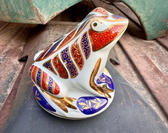 Small Vintage Imari Ware Japan Porcelain Frog Figurine with Gold Detail, Chinoiserie Decor