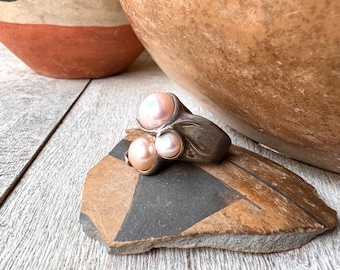 Vintage Hagit Gorali Silver Pearl Ring Approx Size 6, Pink Hue, Sculptural Style
