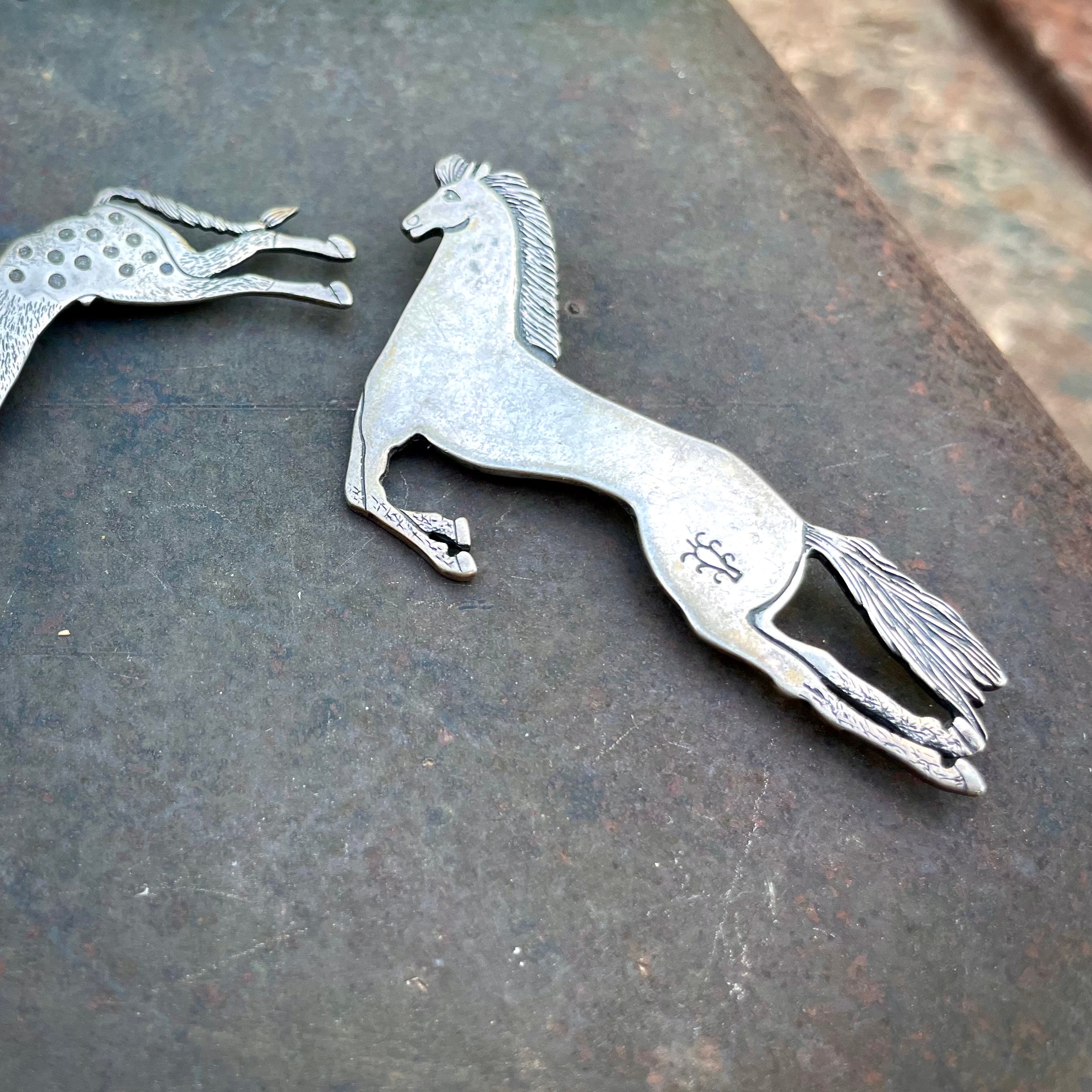 Handcrafted Horse Head Pewter Brooch – Equestrian Jewelry For Show Jumping & Dressage Fans