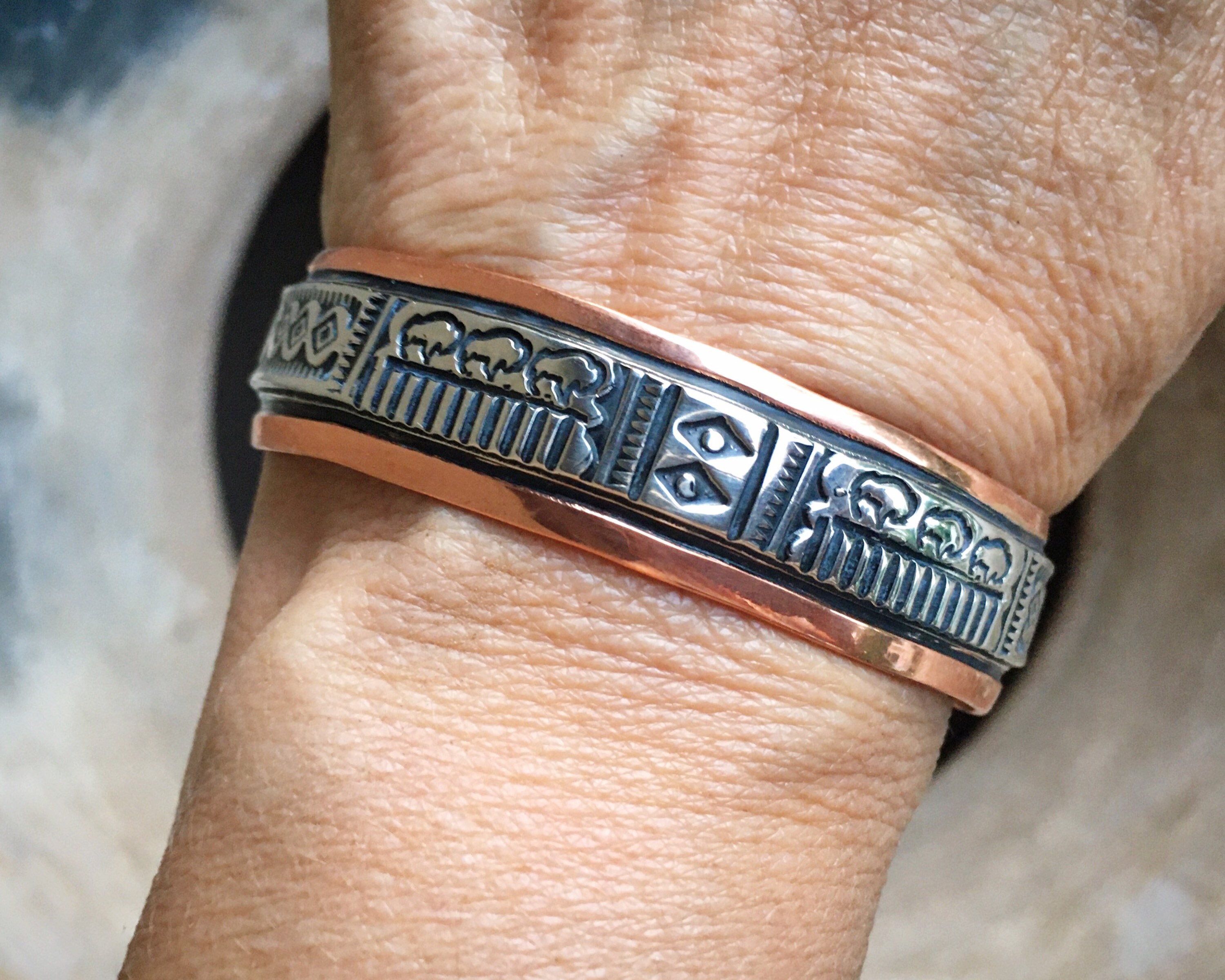 Navajo Wylie Secatero 3面スタンプワークバングル