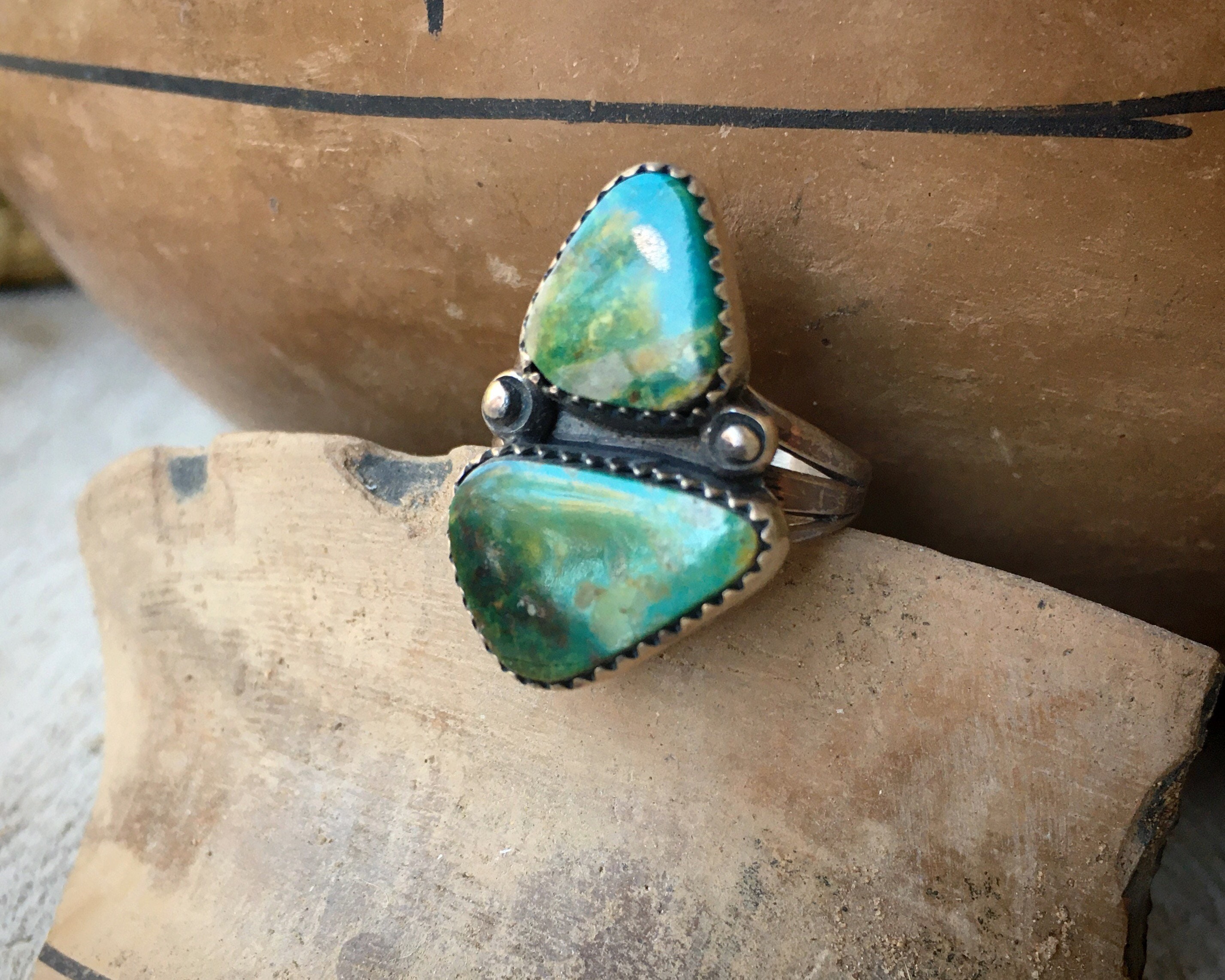 Striking Vintage Native American Navajo Green Turquoise Sterling Silver Ring Striking Vintage Native American Navajo Green Turquoise Sterling Silver Ring