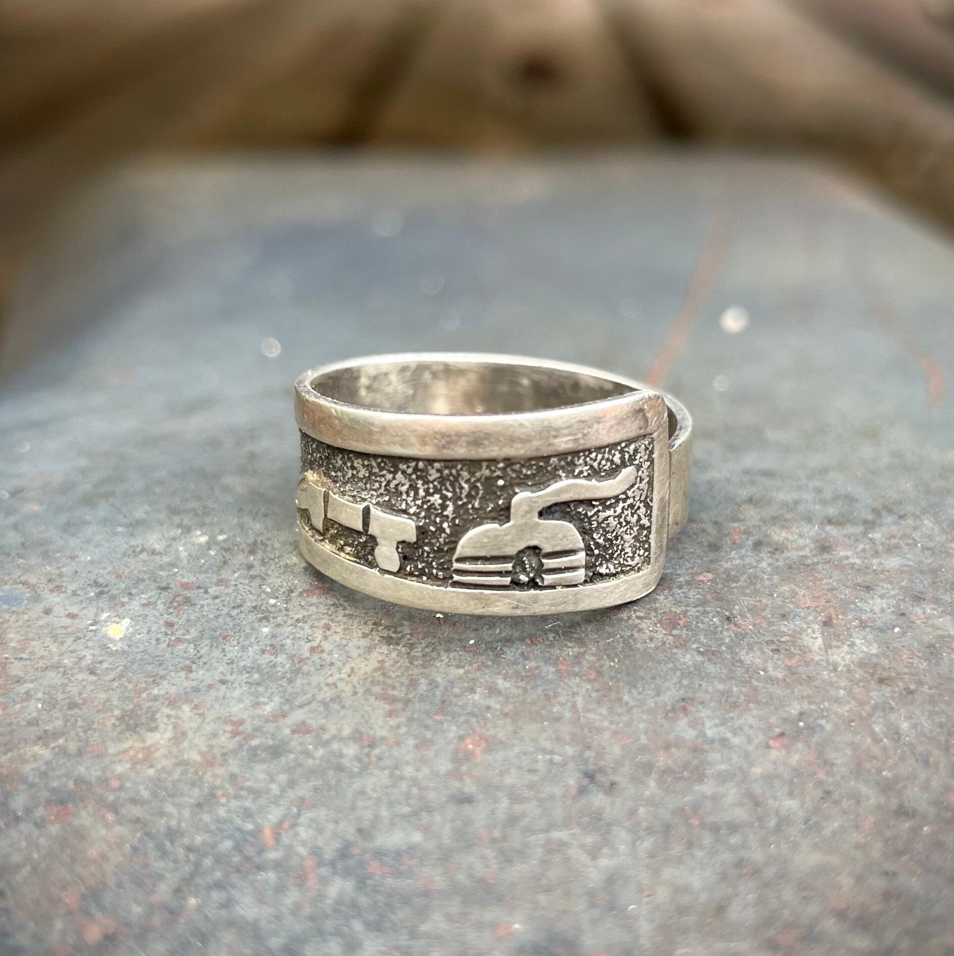 Vintage Navajo Gibson Gene Sterling Silver Overlay Storyteller Ring Size  8.75 with Hogan Village Design, Native America Indian Jewelry Her -   Italia