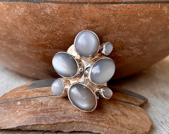 25g Lilly Barrack Sterling Silver Gray Moonstone Ring Size 8 (Slightly Adj), Sculptural Jewelry