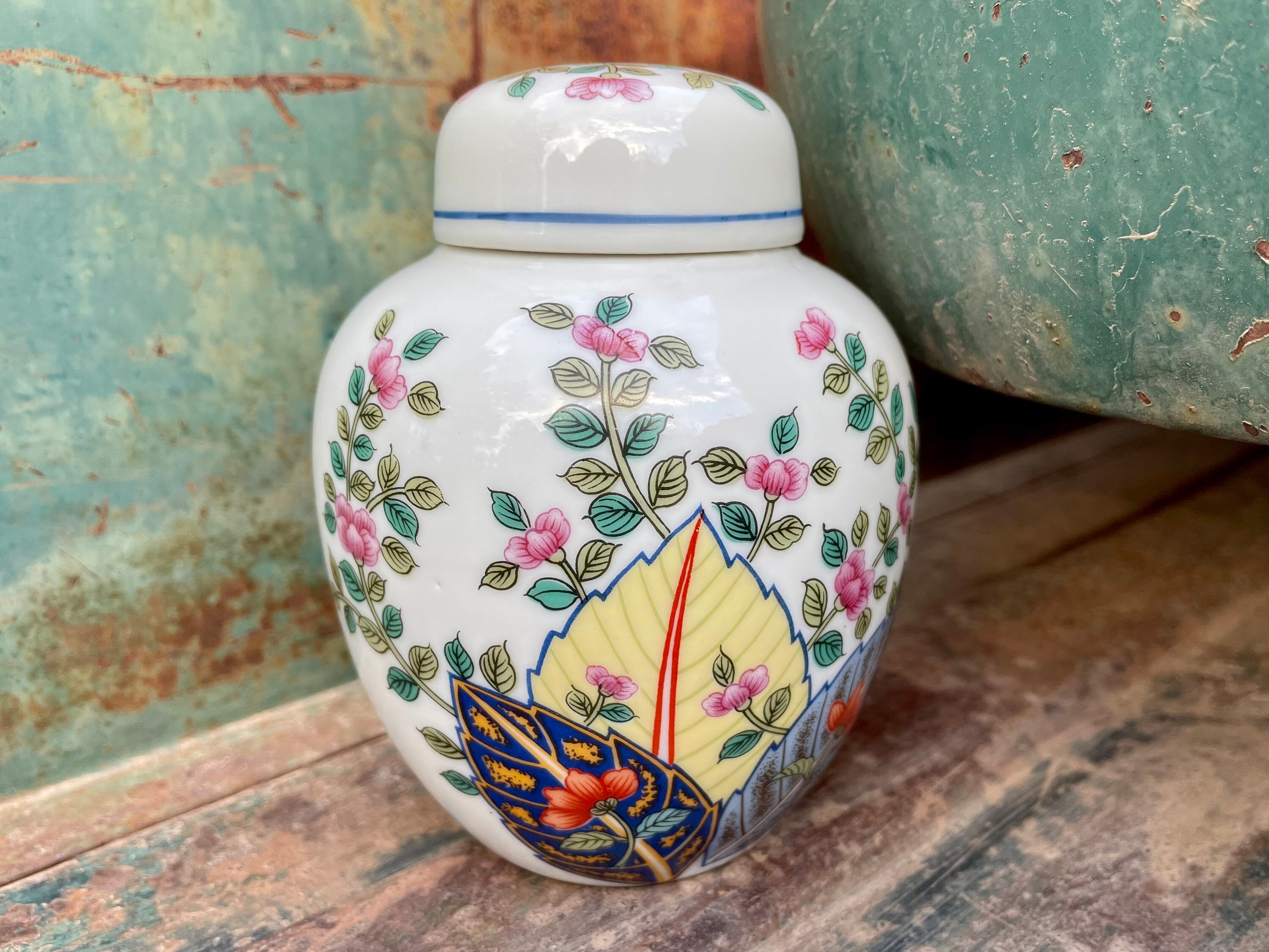 1977 Small Tobacco Leaf Pattern Porcelain Ginger Jar Mann display picture 1