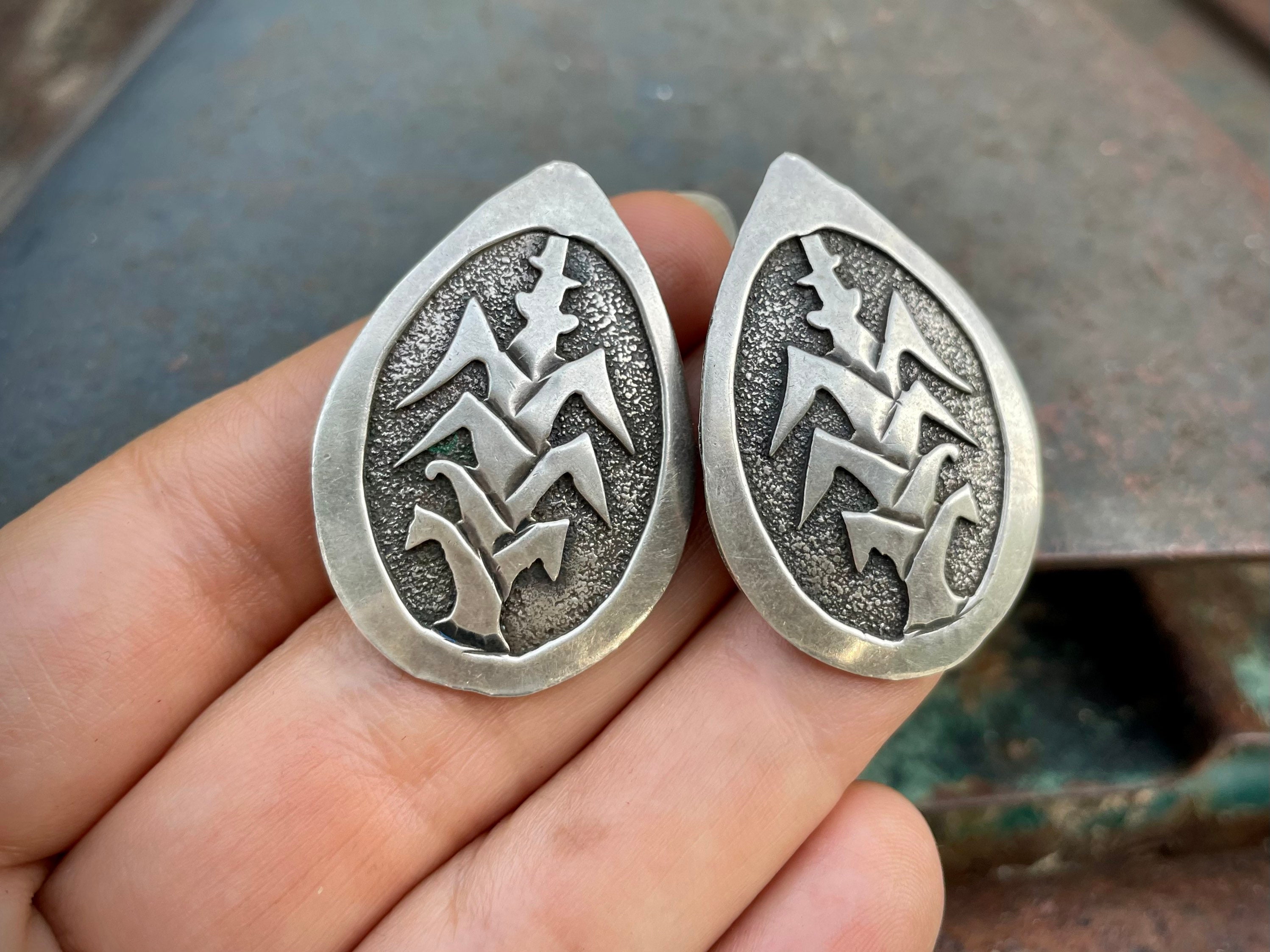 Striking Navajo/ Hopi Sterling Silver Native American Corn Plant Ring Striking Navajo/ Hopi Sterling Silver Native American Corn Plant Ring